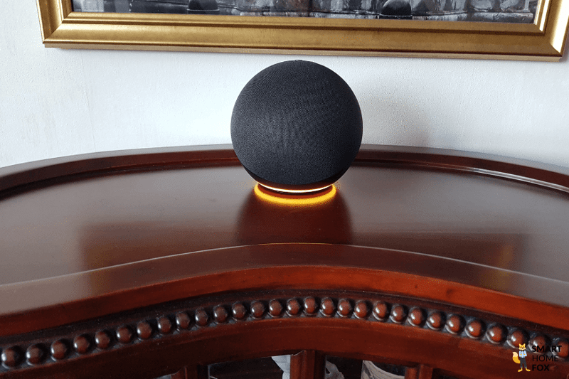 Der Lichtring des Alexa Echo Dots leuchtet orange